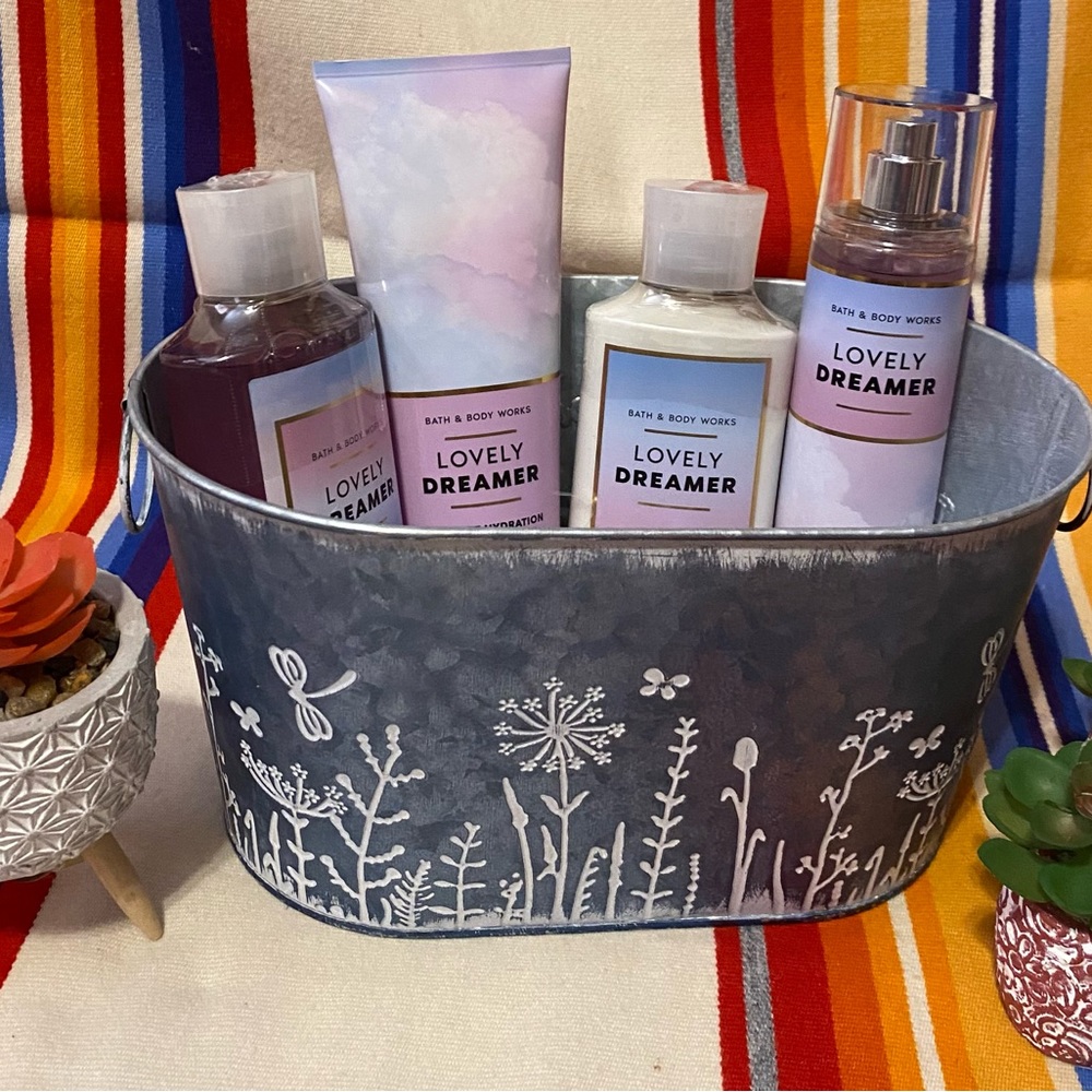 Bath & Body “Lovely Dreamer” Body Wash, Lotion & Fragrance Mist In A Tin Tub